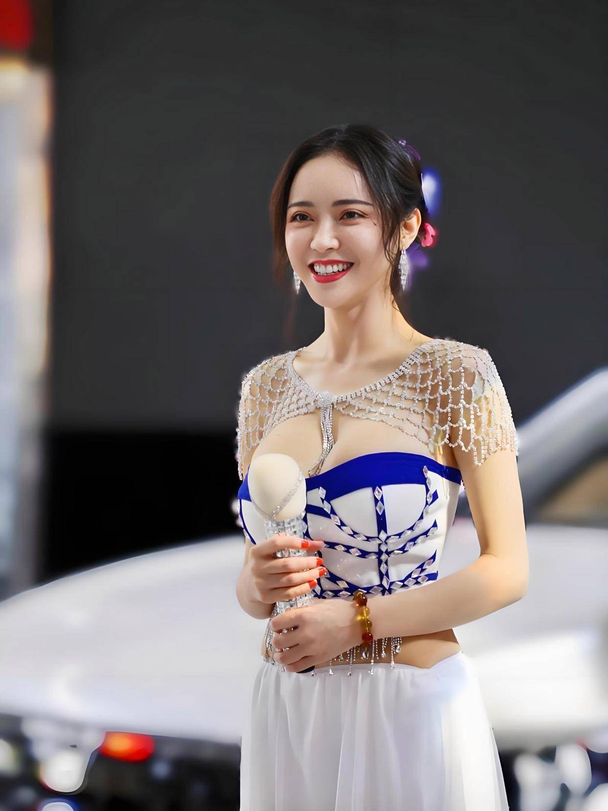部电影这魔鬼身材不愧是模特出身！凯发·k8国际潘春春最惊艳的3(图3)